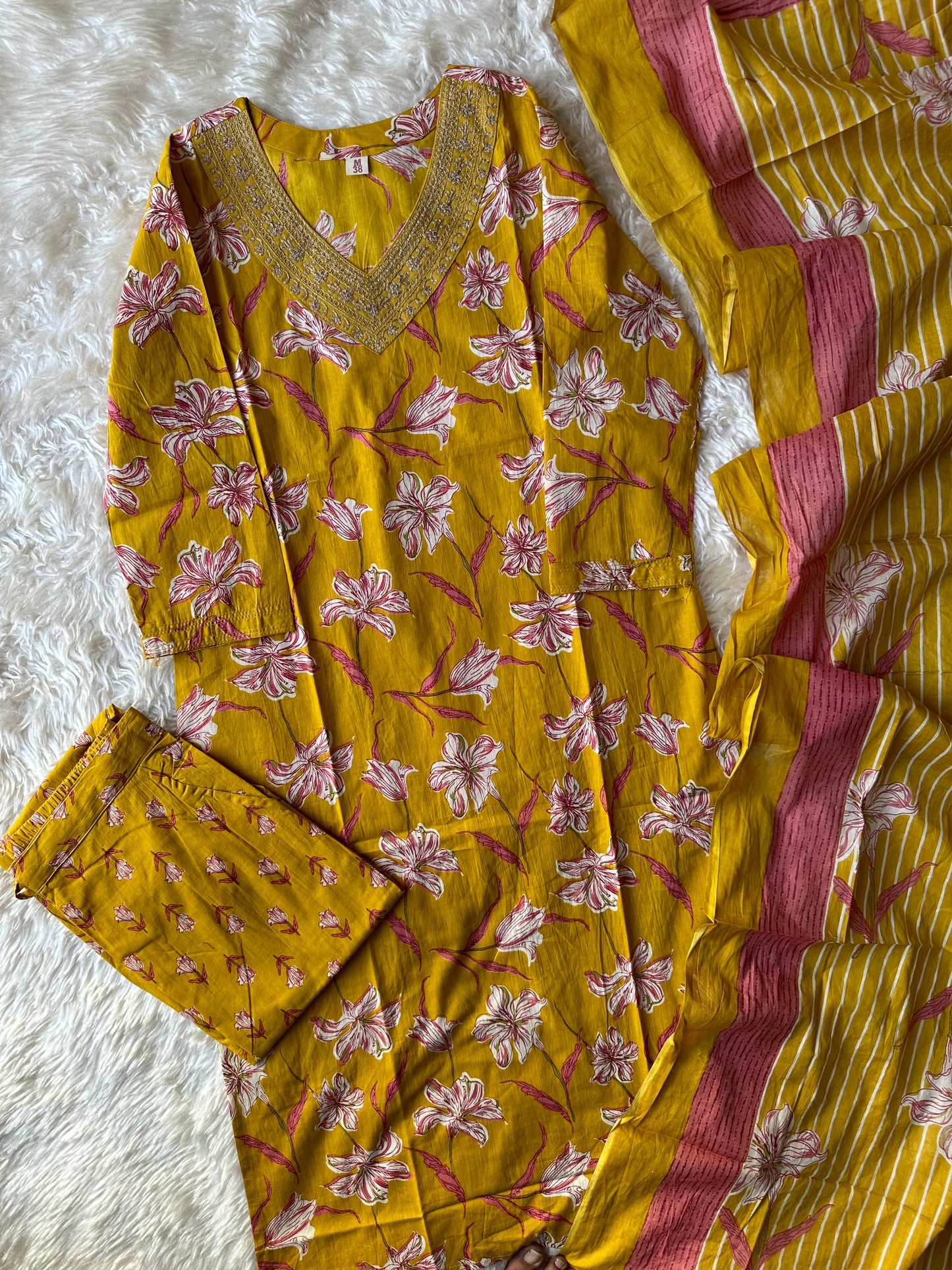 Steal Deal 🚨 Premium Cotton Kurti Pant Dupatta Set