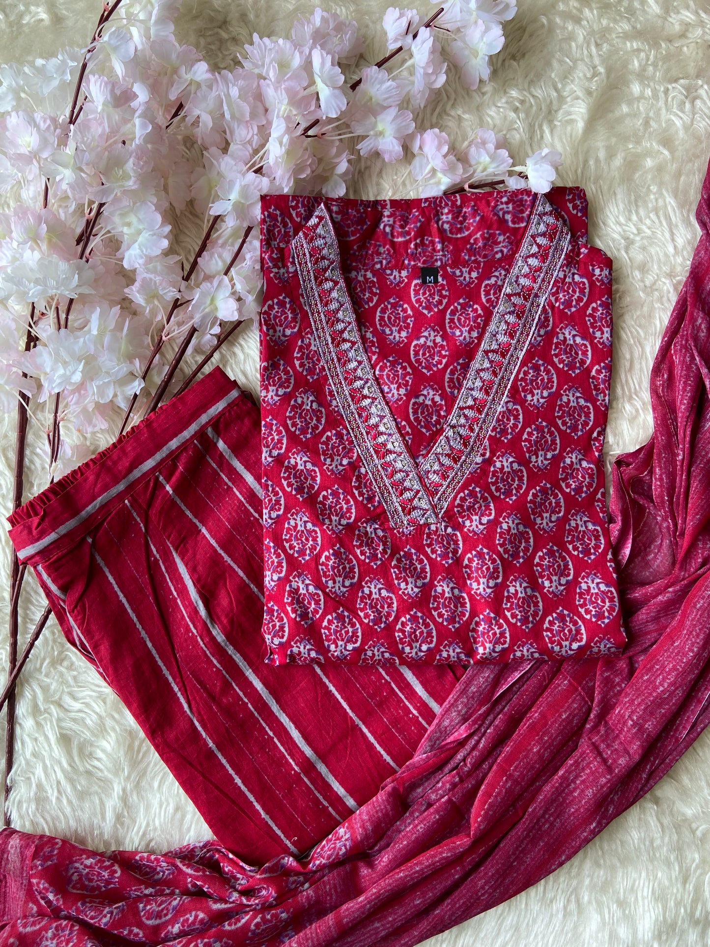 Stock Clearance 🚨
Kurti Pant Dupatta Set