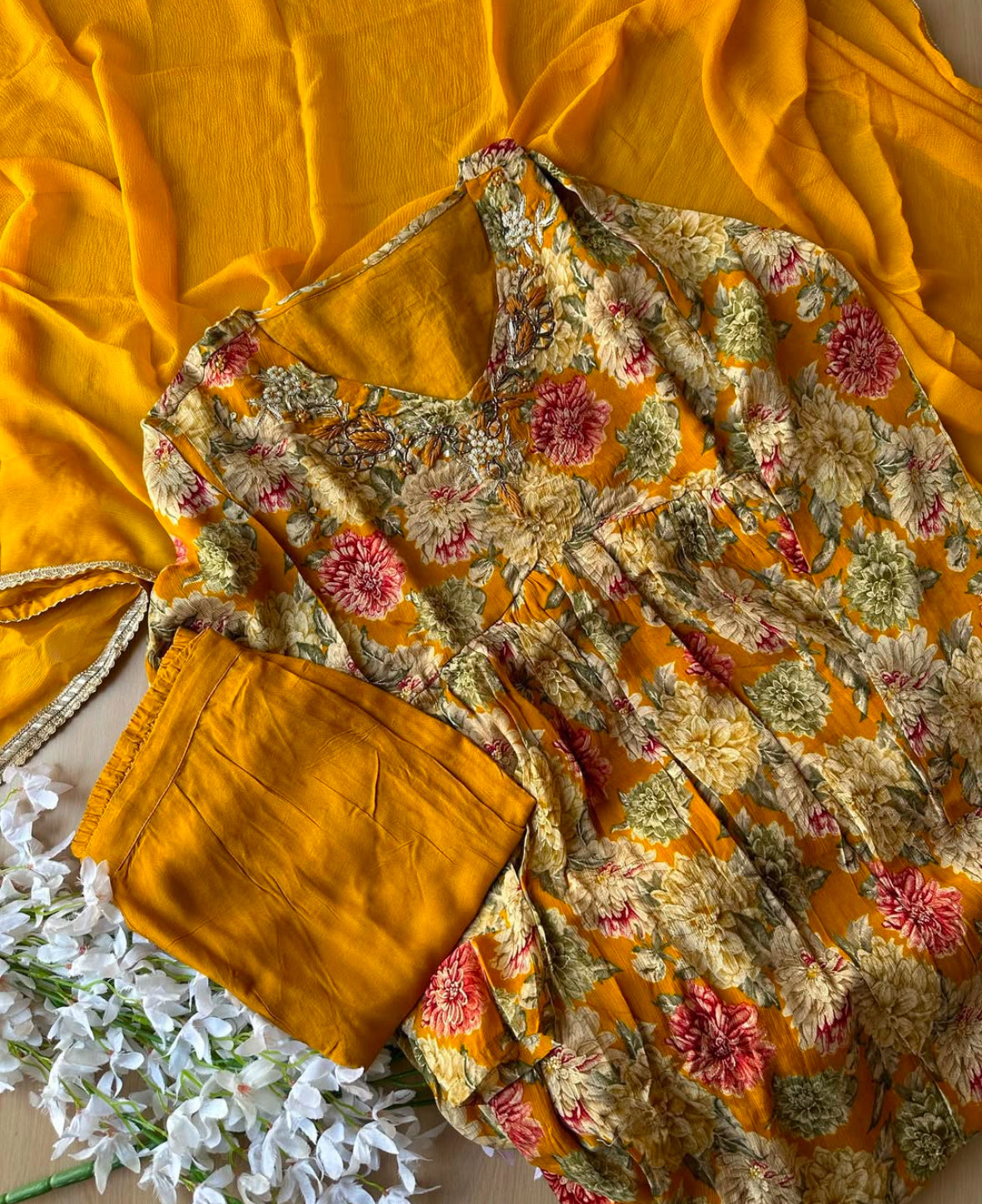 Stock Clearance 🚨
Chinon Alia Kurti Pant Dupatta Set