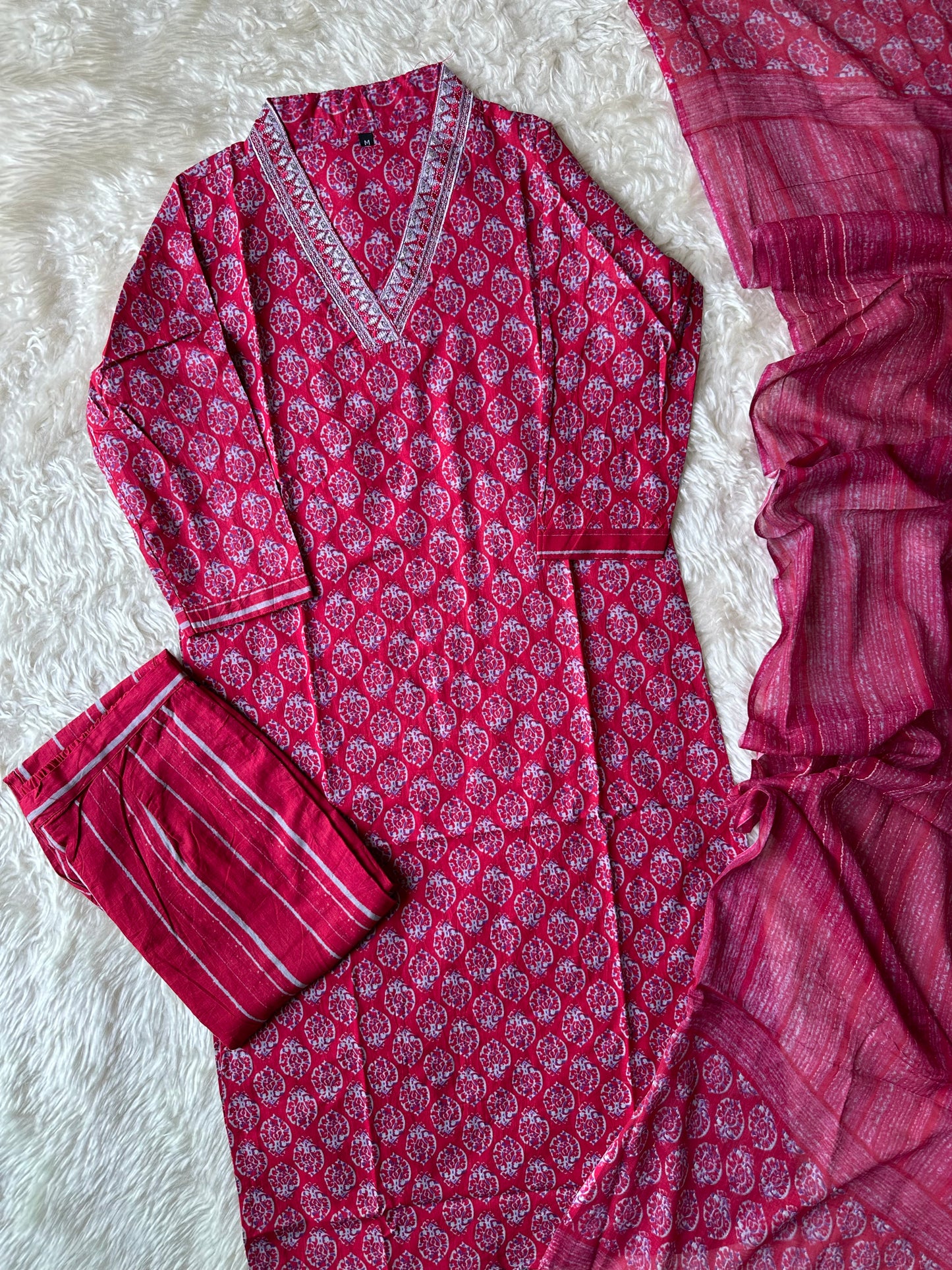Stock Clearance 🚨
Kurti Pant Dupatta Set