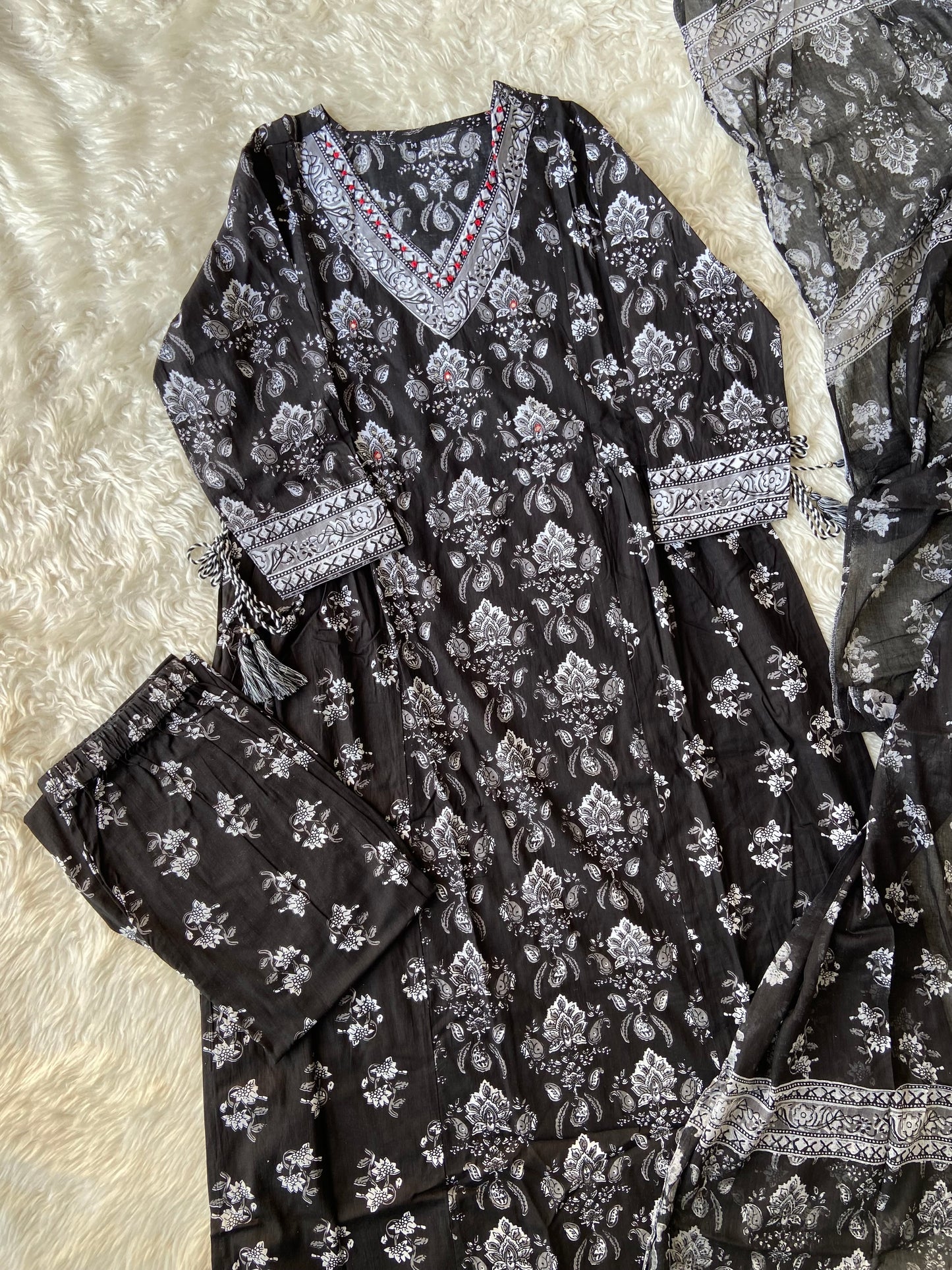 Stock Clearance 🚨
A-Line Kurti afghnai Pant Dupatta Set