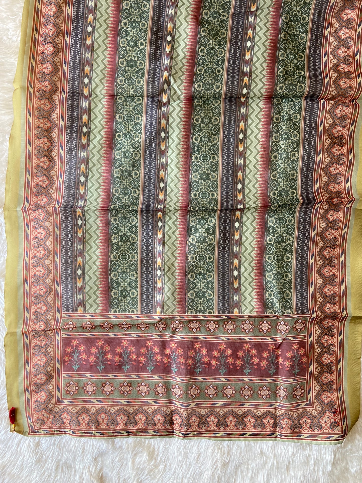 Stock Clearance 🚨
Chanderi Silk Kurti Pant Dupatta Set