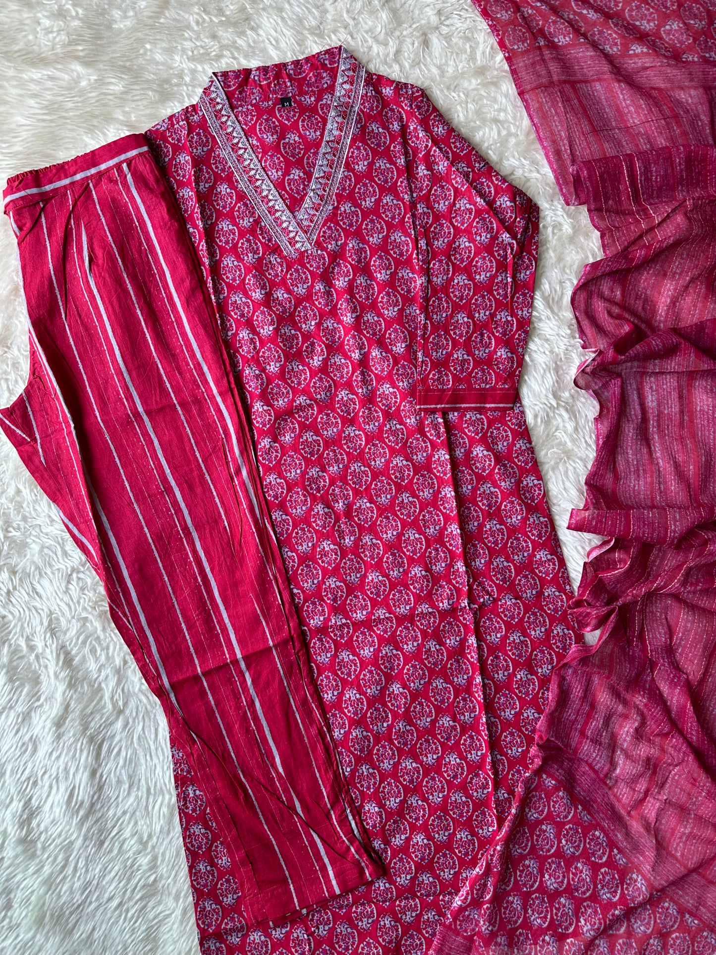 Stock Clearance 🚨
Kurti Pant Dupatta Set