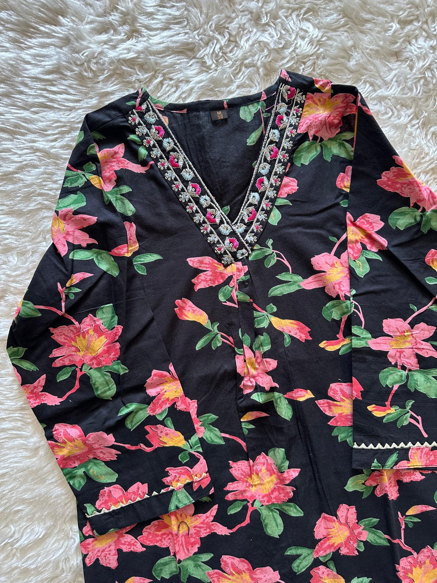 Stock Clearance 🚨
Budget Friendly Kurti Pant Dupatta Set