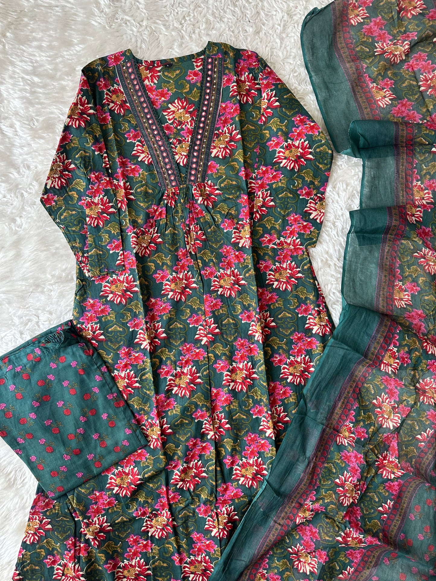 Stock Clearance 🚨
Budget Friendly Flare Kurti Pant Dupatta Set