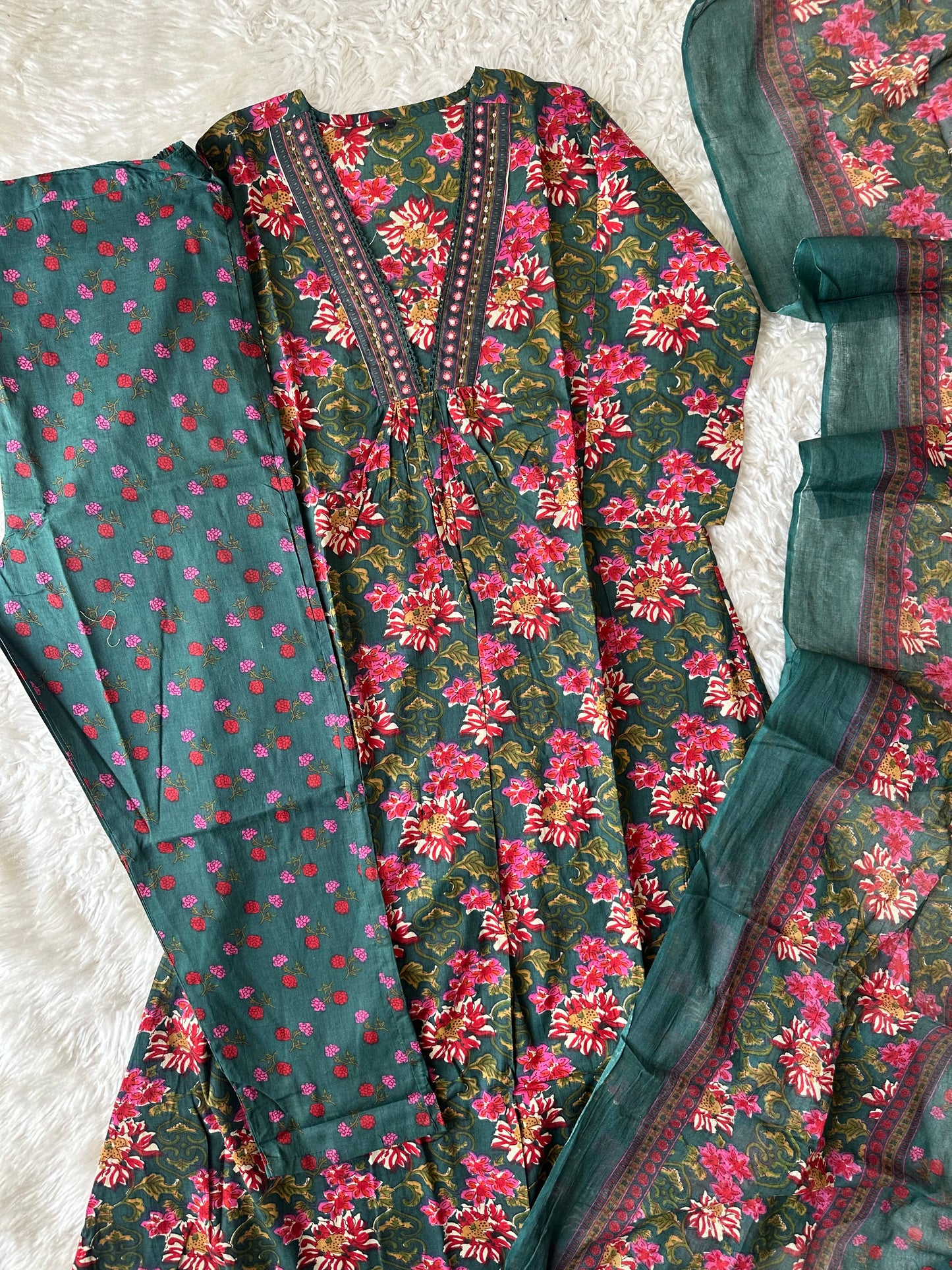 Stock Clearance 🚨
Budget Friendly Flare Kurti Pant Dupatta Set