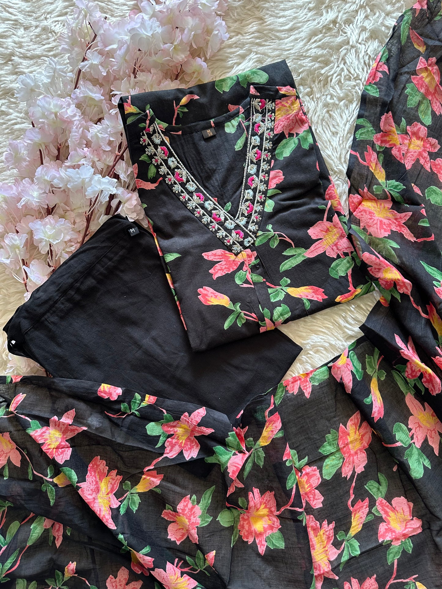 Stock Clearance 🚨
Budget Friendly Kurti Pant Dupatta Set