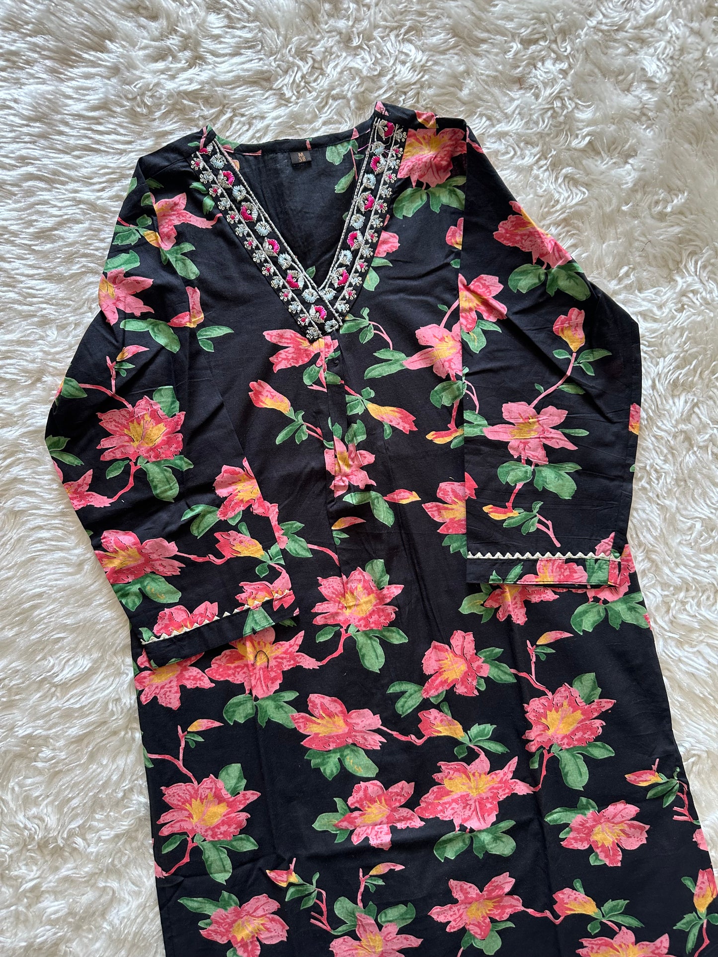 Stock Clearance 🚨
Budget Friendly Kurti Pant Dupatta Set