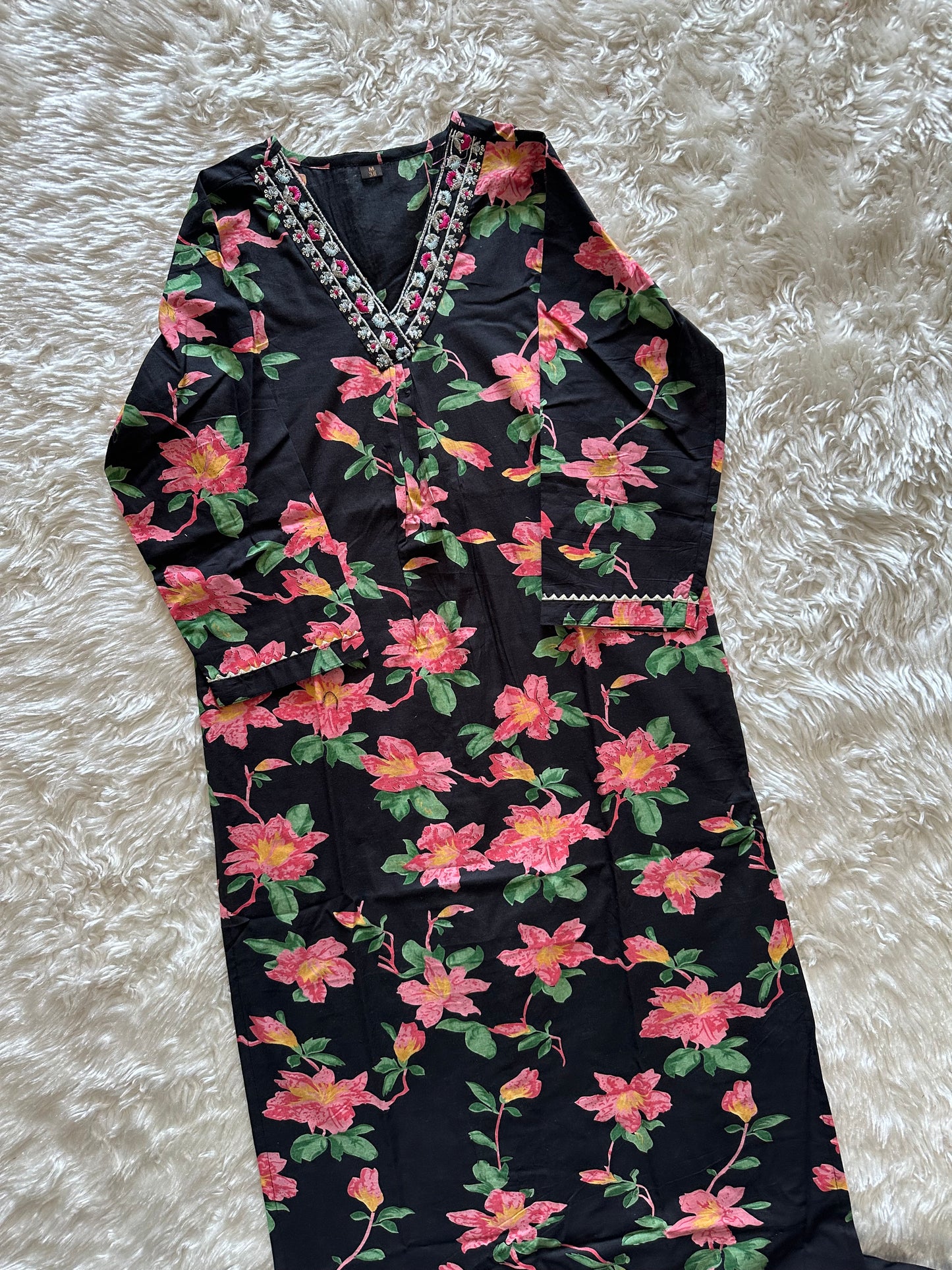 Stock Clearance 🚨
Budget Friendly Kurti Pant Dupatta Set