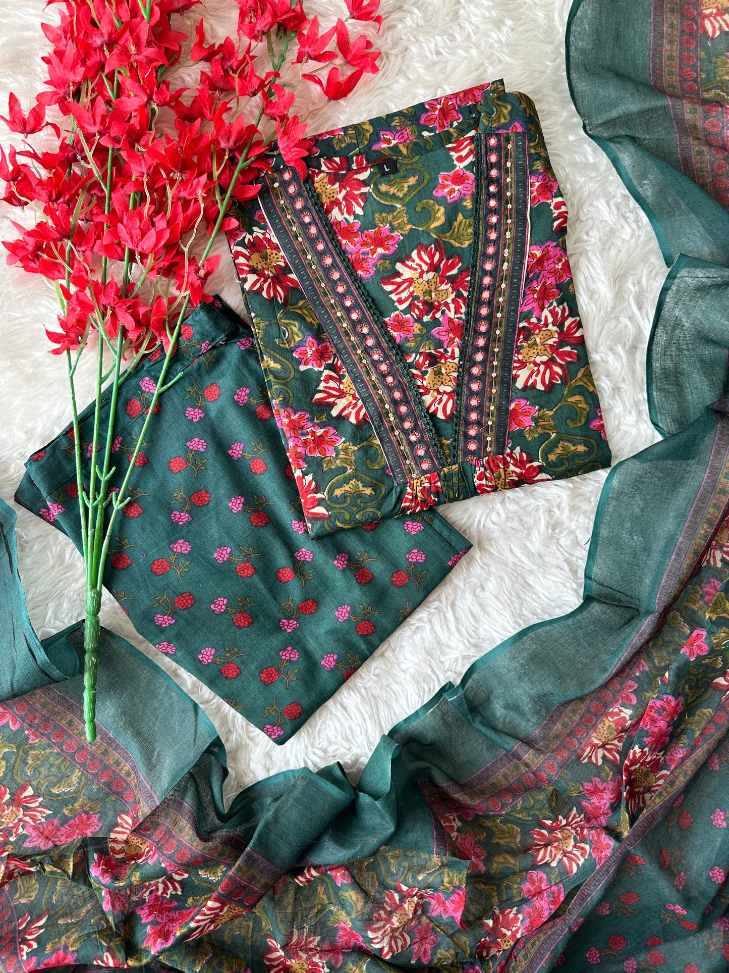 Stock Clearance 🚨
Budget Friendly Flare Kurti Pant Dupatta Set