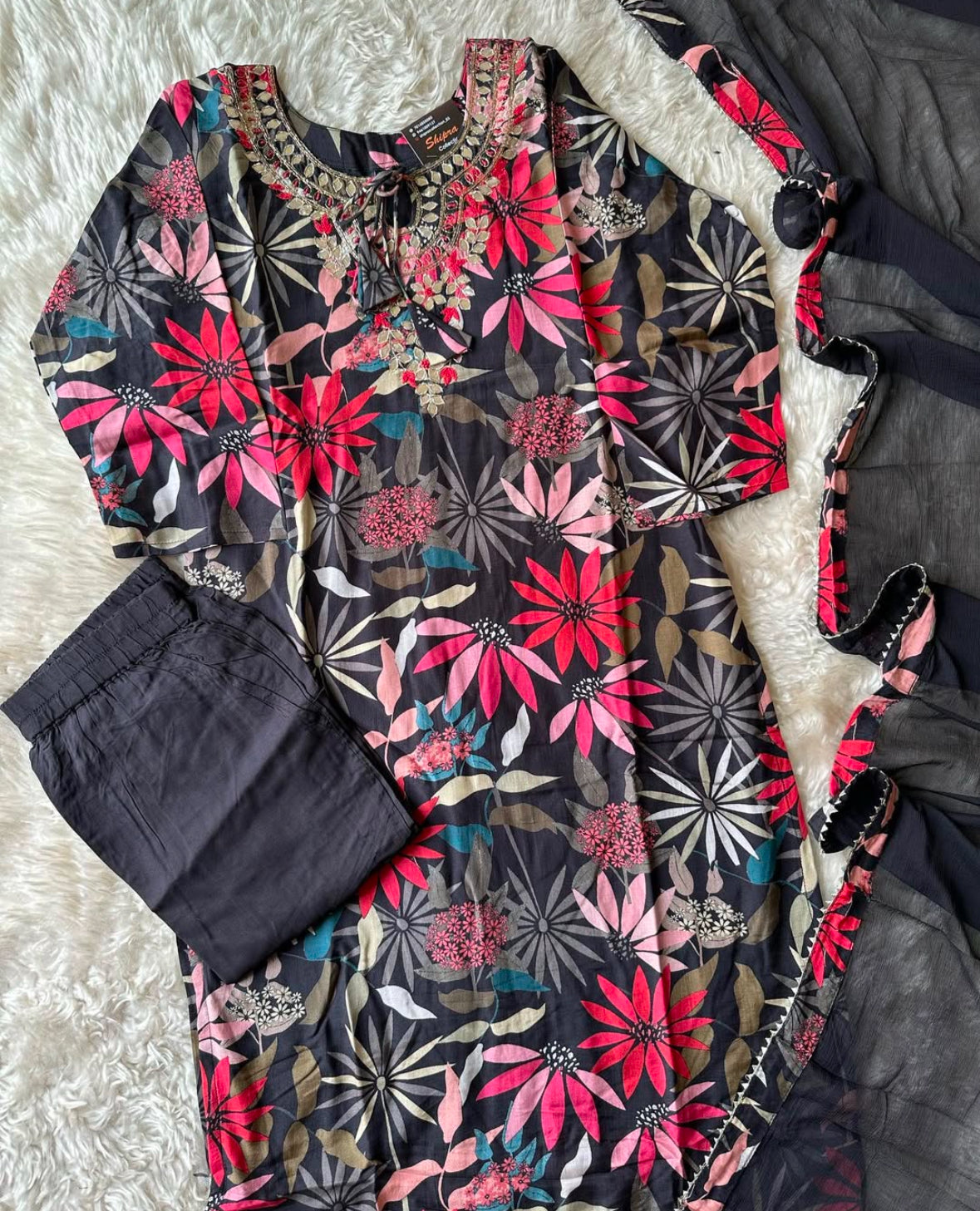 Stock Clearance 🚨
Premium Muslin Silk Kurti Pant Dupatta Set