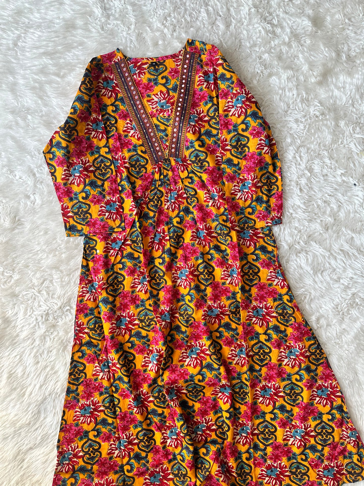 Stock Clearance 🚨
Budget Friendly Flare Kurti Pant Dupatta Set