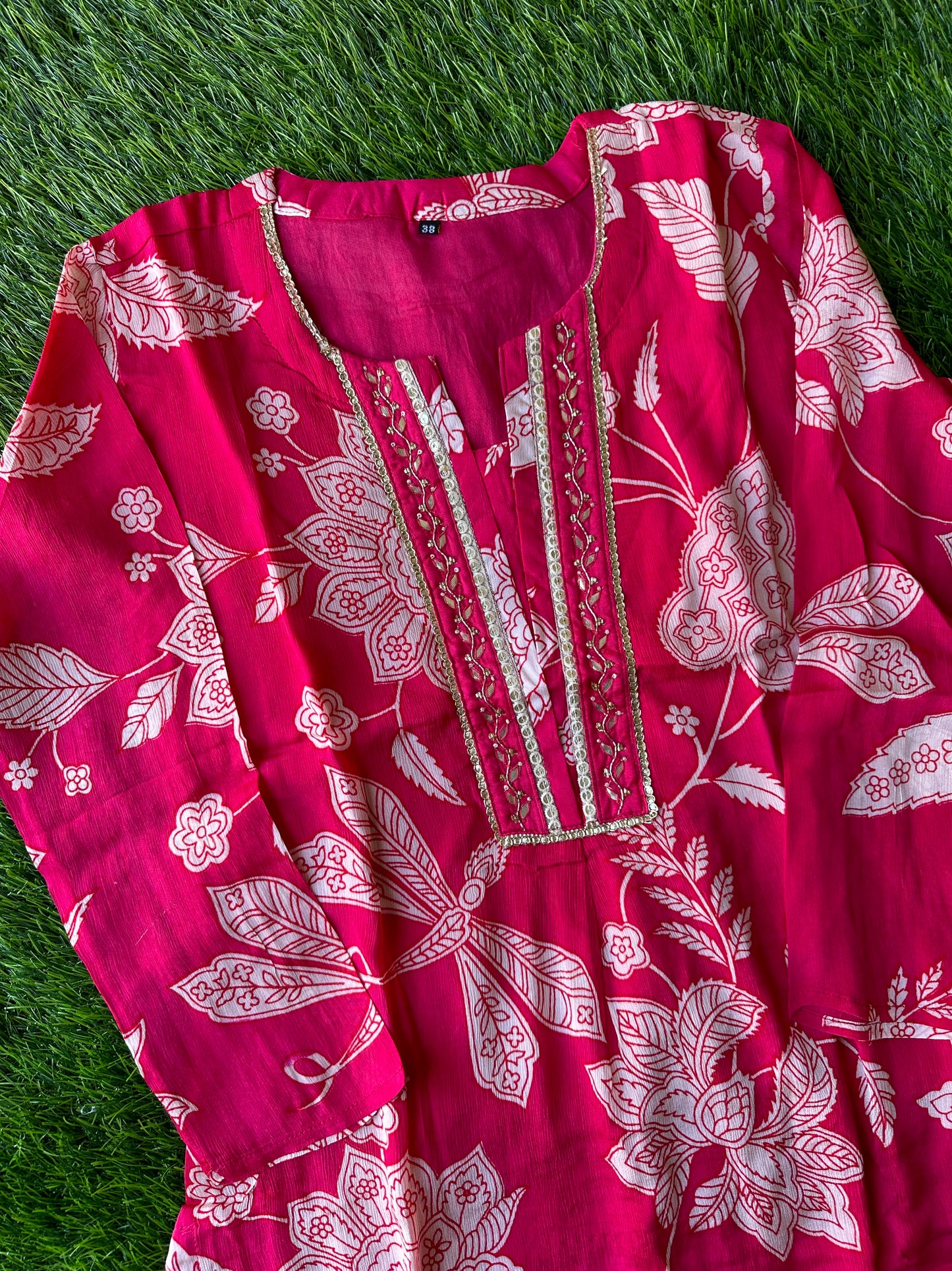 Stock Clearance 🚨
Chinon Kurti Pant Dupatta Set