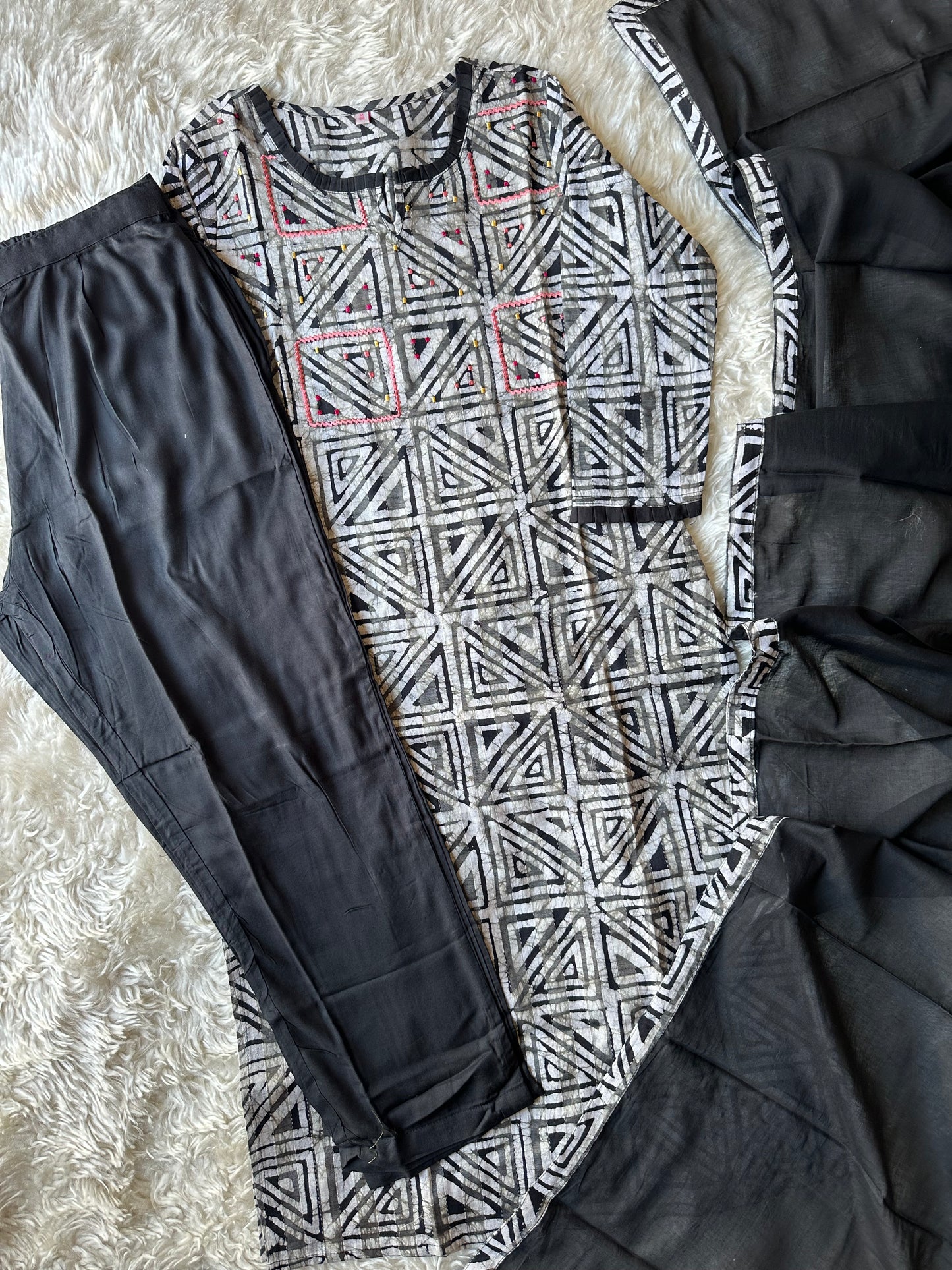 Steal Deal 🚨 Thick Cotton Kurti Pant Dupatta Set