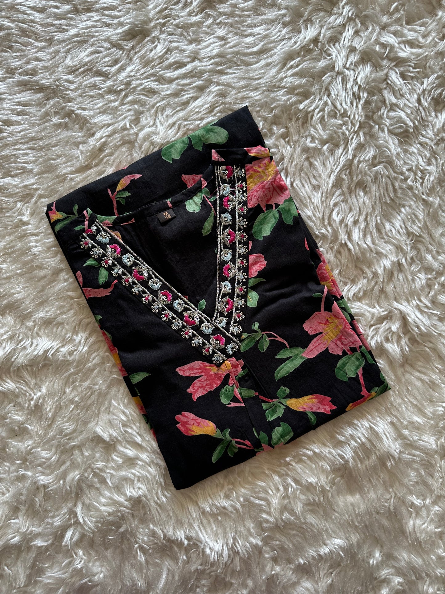 Stock Clearance 🚨
Budget Friendly Kurti Pant Dupatta Set