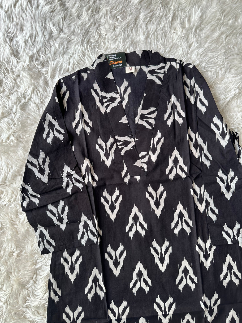 Shipra’s Fav ❣️ V- Neck Short Kurti